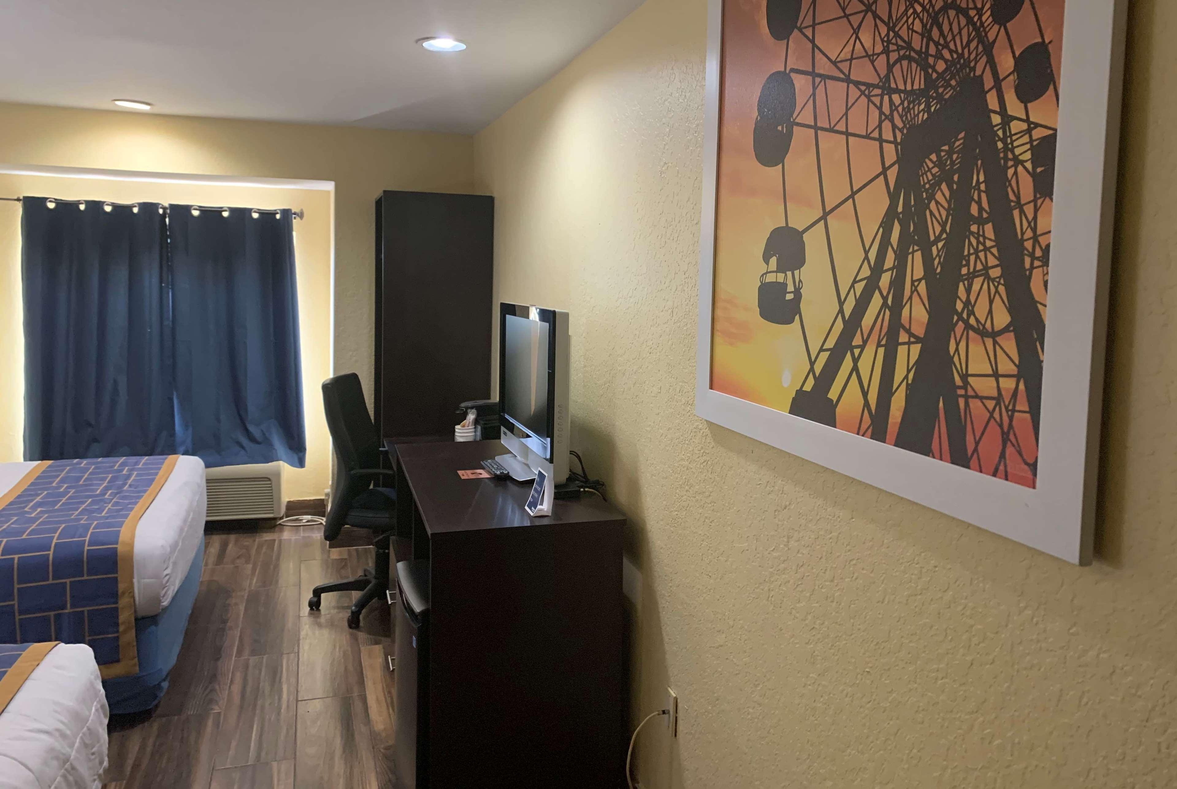 Days Inn & Suites By Wyndham Tampa/Raymond James Stadium מראה חיצוני תמונה