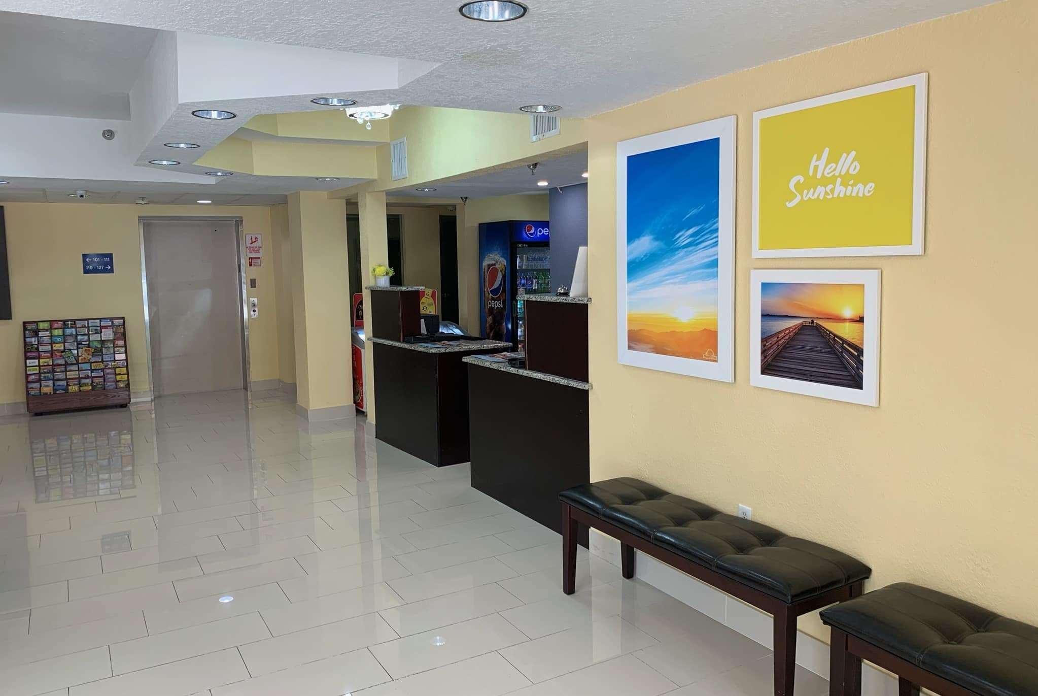 Days Inn & Suites By Wyndham Tampa/Raymond James Stadium מראה חיצוני תמונה