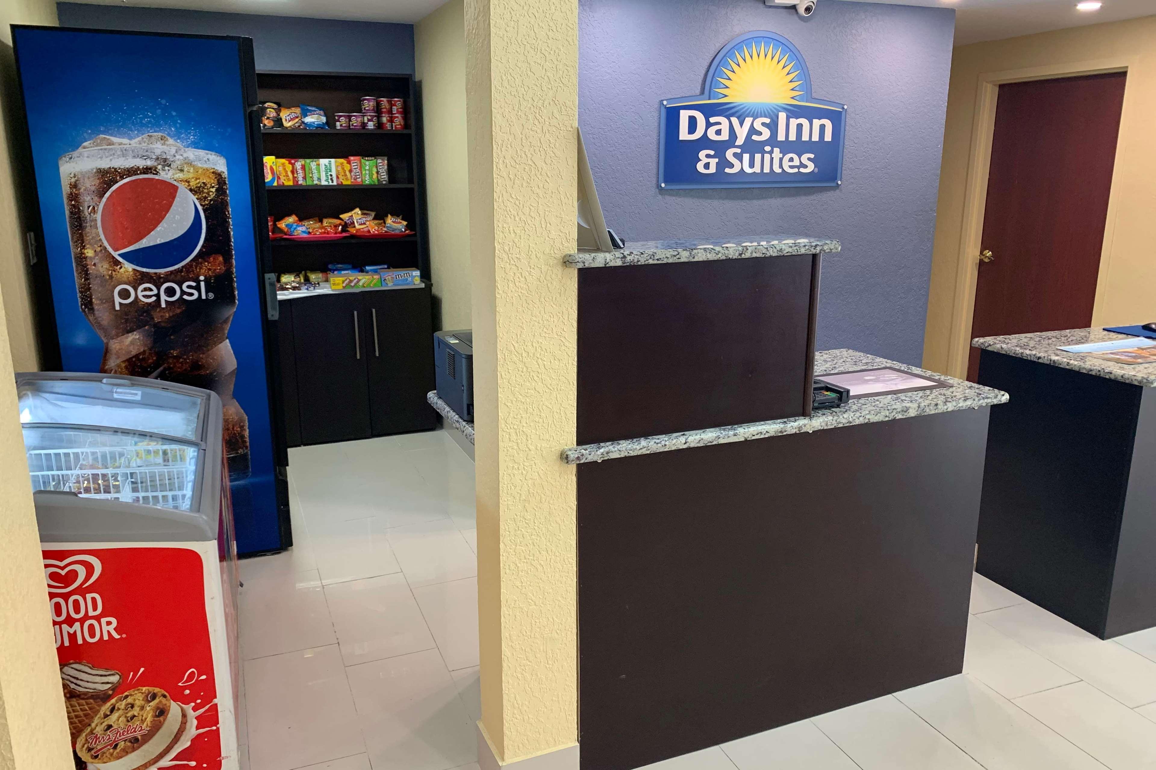Days Inn & Suites By Wyndham Tampa/Raymond James Stadium מראה חיצוני תמונה