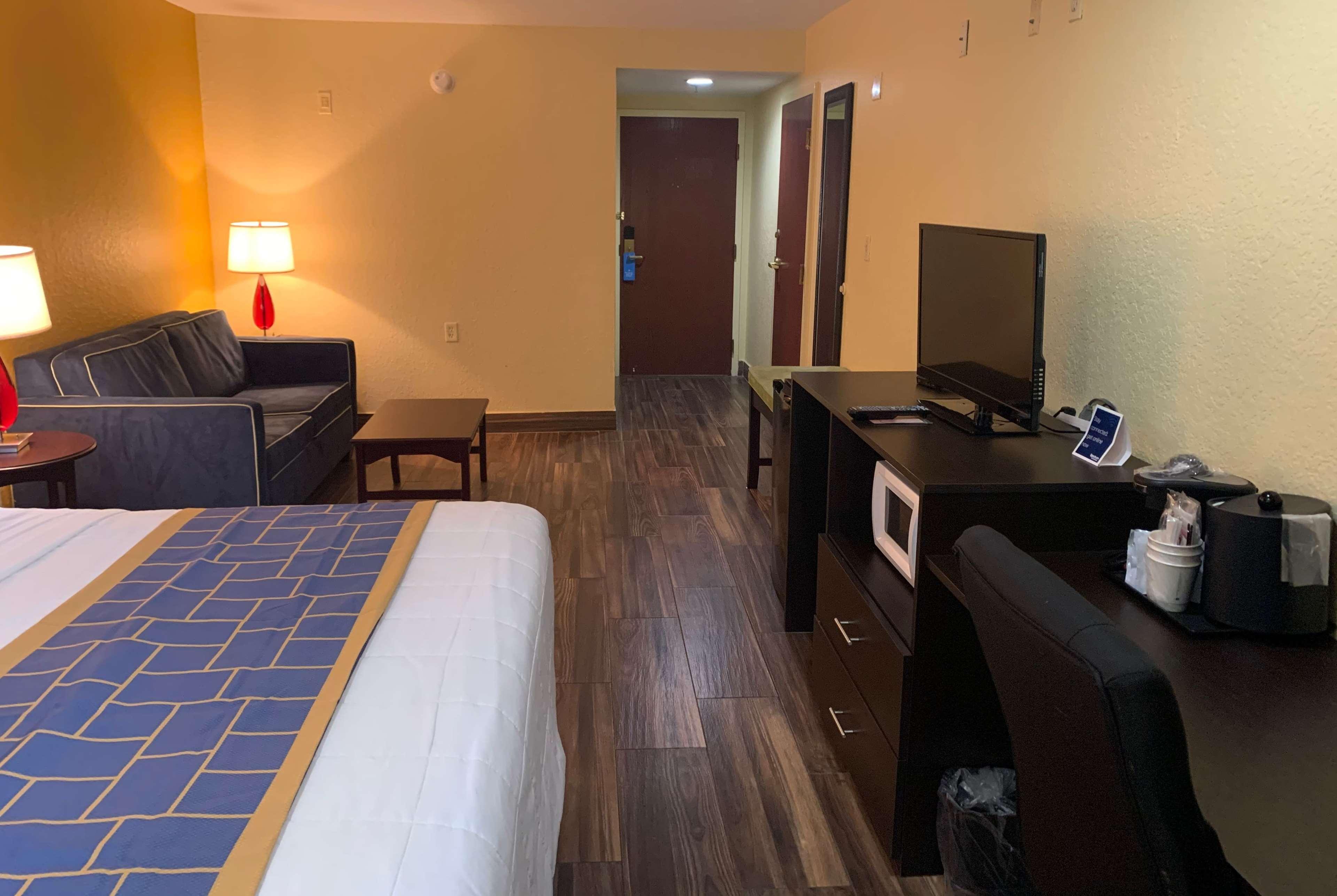 Days Inn & Suites By Wyndham Tampa/Raymond James Stadium מראה חיצוני תמונה