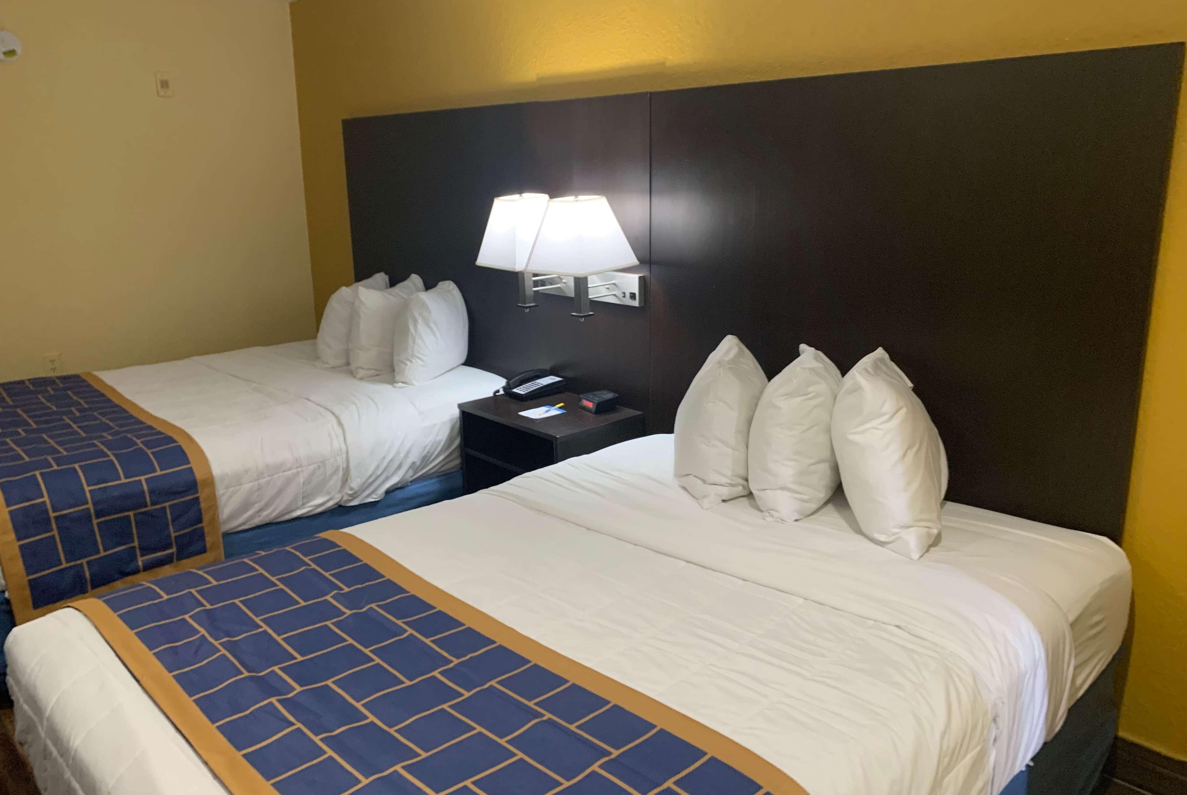 Days Inn & Suites By Wyndham Tampa/Raymond James Stadium מראה חיצוני תמונה