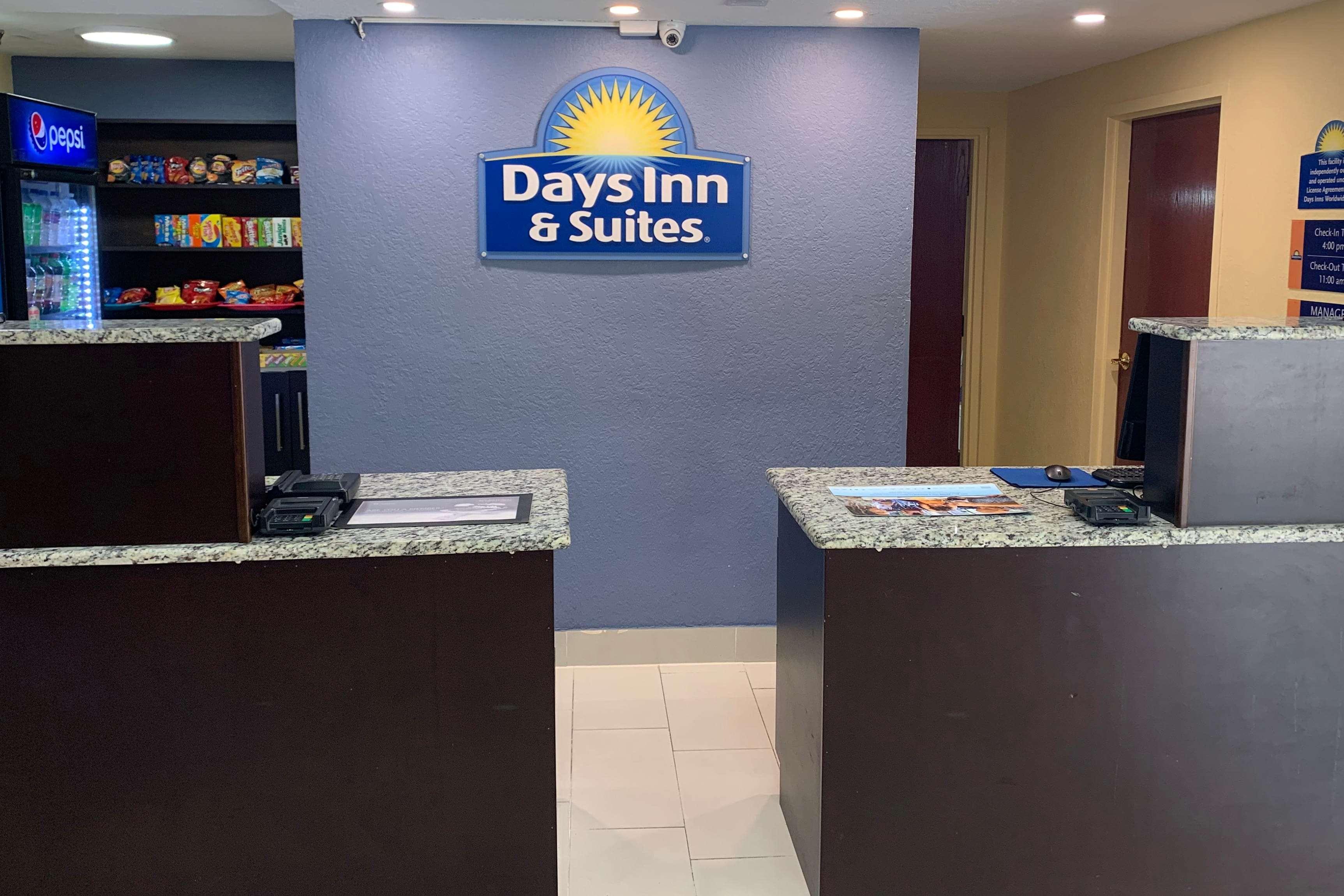 Days Inn & Suites By Wyndham Tampa/Raymond James Stadium מראה חיצוני תמונה