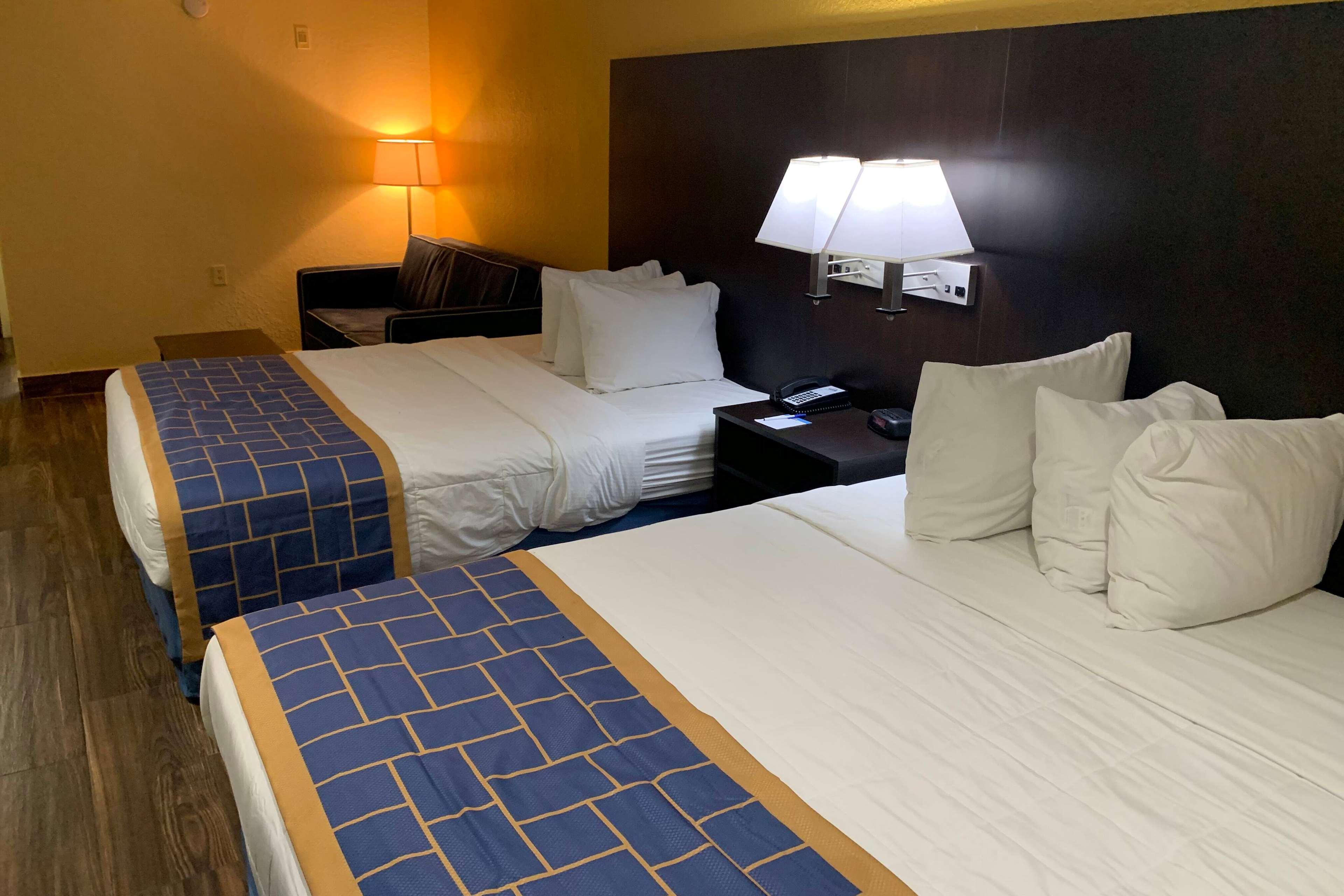 Days Inn & Suites By Wyndham Tampa/Raymond James Stadium מראה חיצוני תמונה