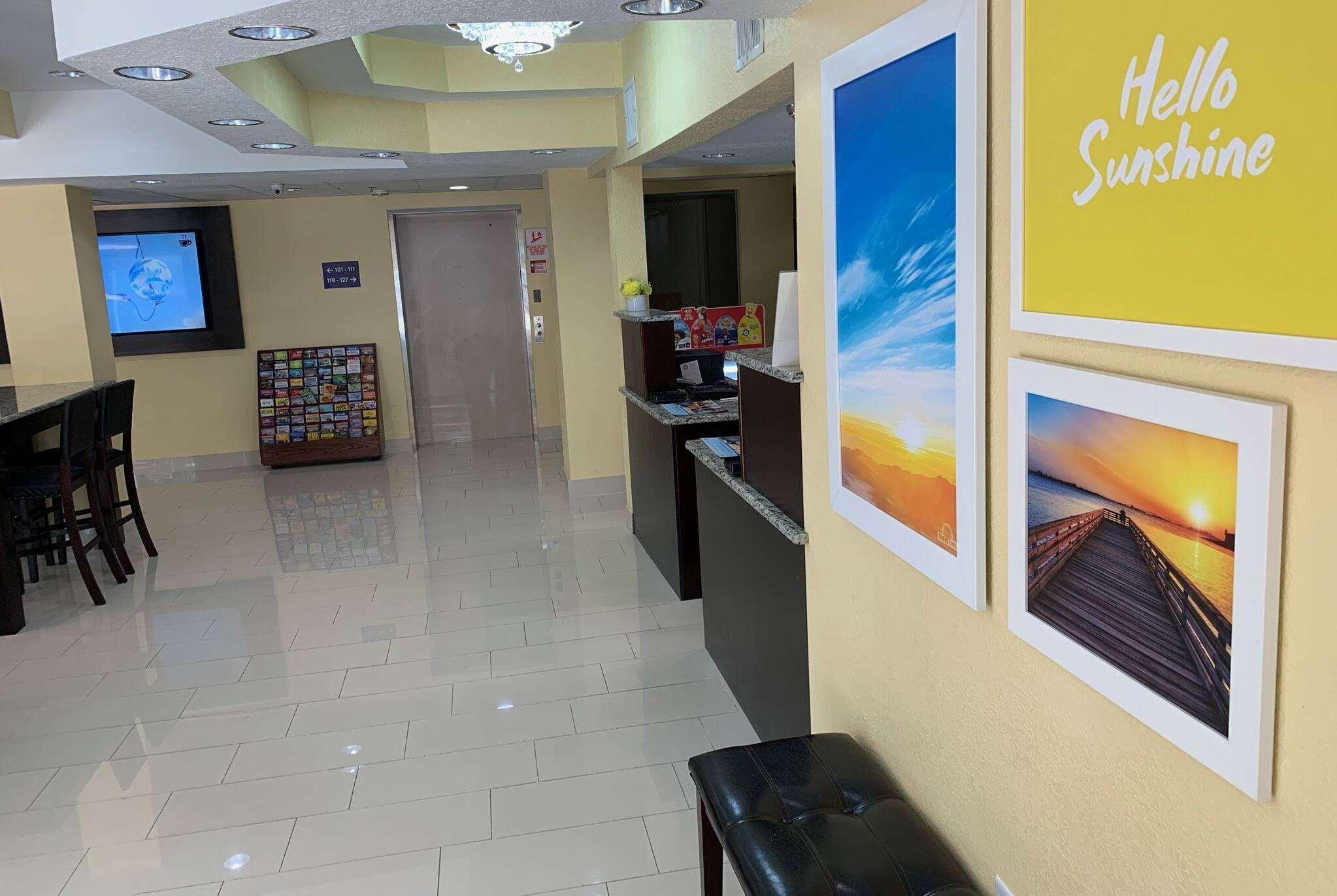 Days Inn & Suites By Wyndham Tampa/Raymond James Stadium מראה חיצוני תמונה
