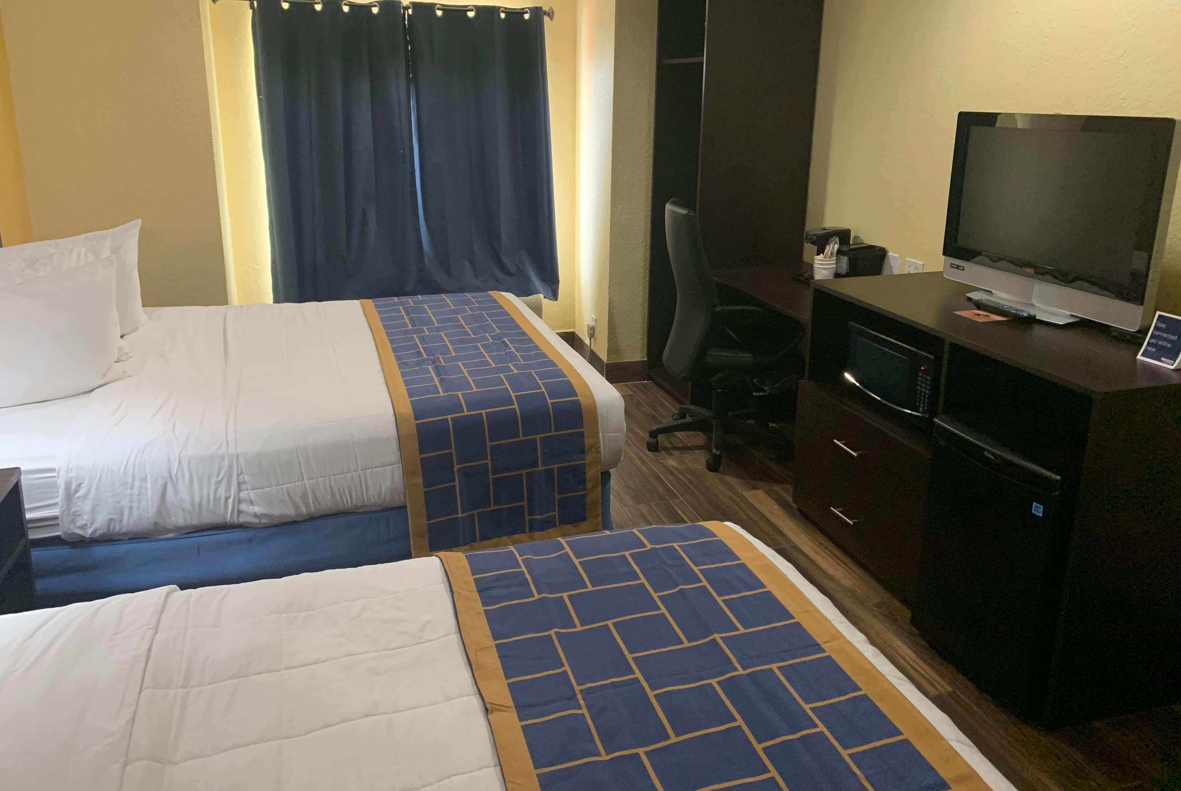 Days Inn & Suites By Wyndham Tampa/Raymond James Stadium מראה חיצוני תמונה