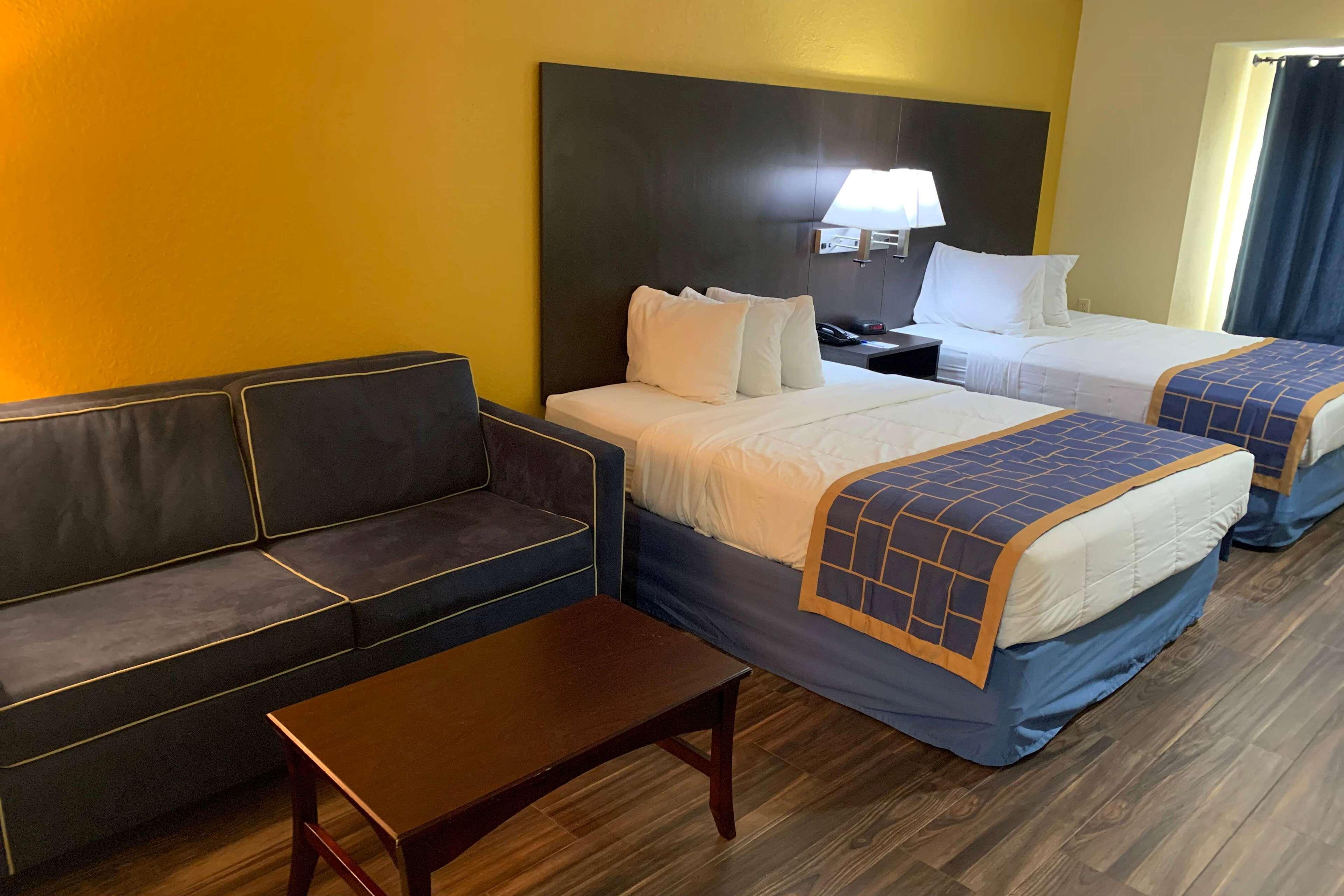 Days Inn & Suites By Wyndham Tampa/Raymond James Stadium מראה חיצוני תמונה