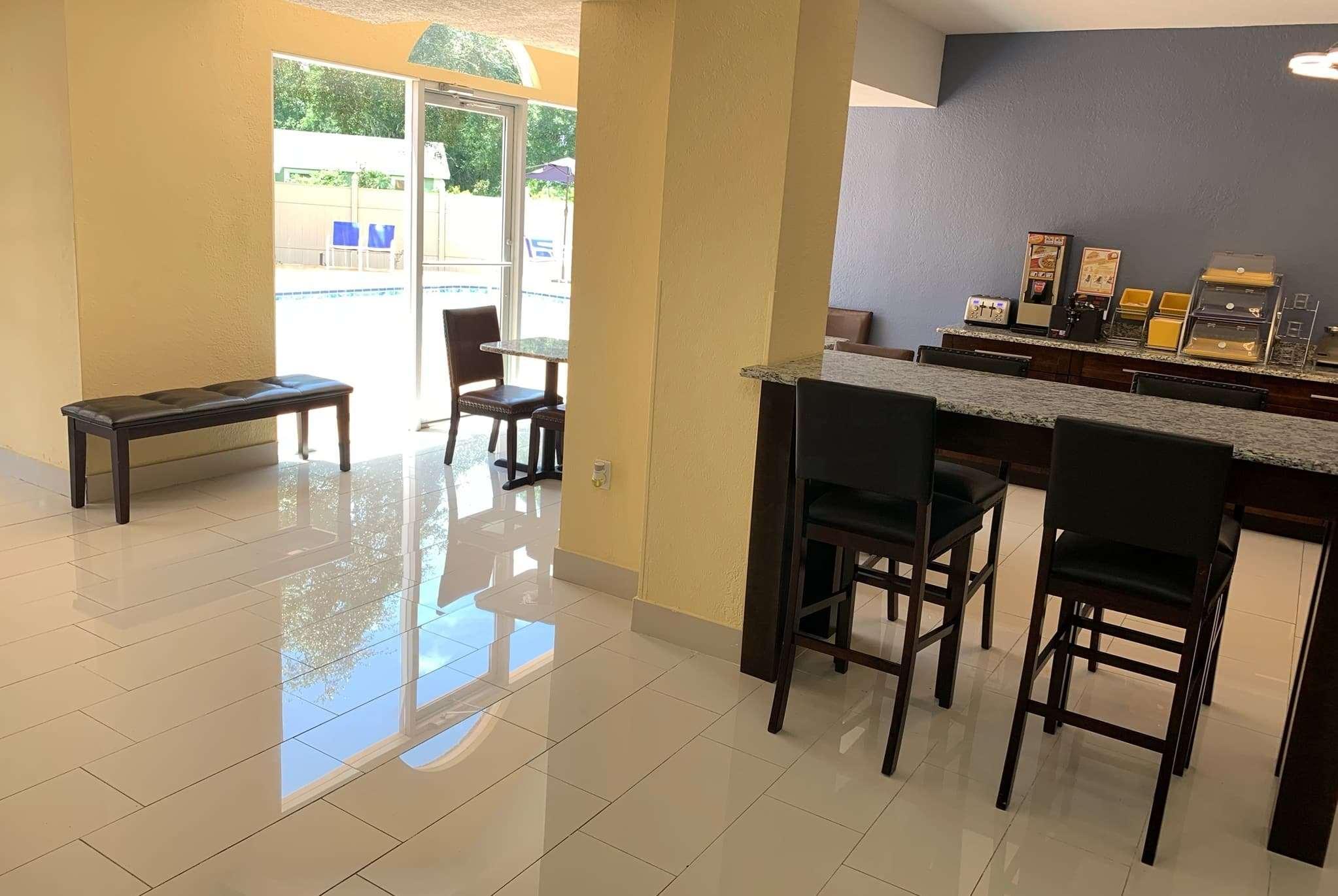 Days Inn & Suites By Wyndham Tampa/Raymond James Stadium מראה חיצוני תמונה