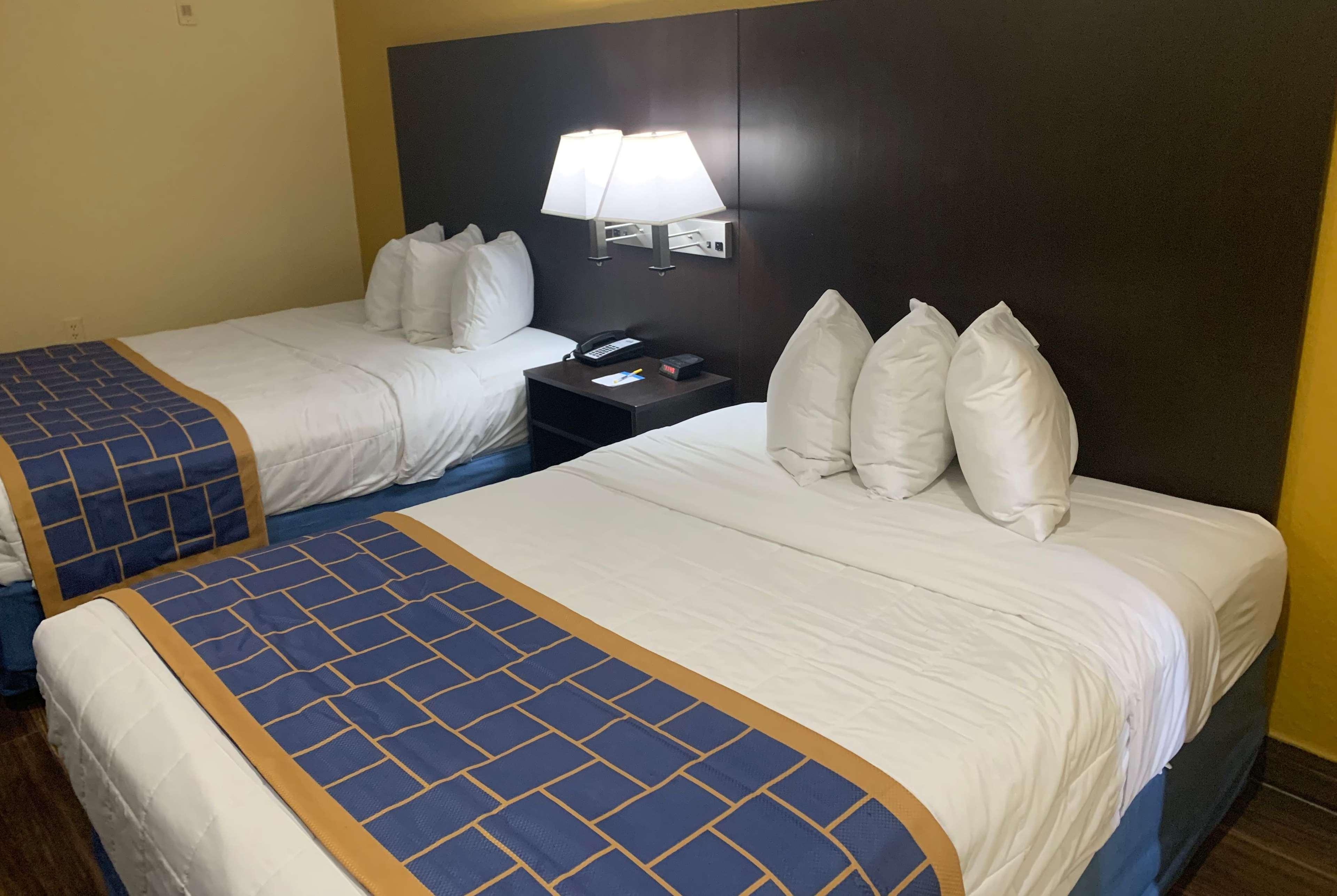 Days Inn & Suites By Wyndham Tampa/Raymond James Stadium מראה חיצוני תמונה