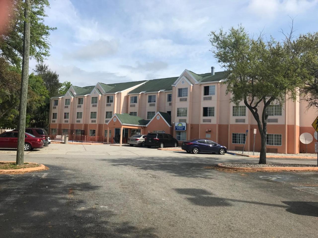 Days Inn & Suites By Wyndham Tampa/Raymond James Stadium מראה חיצוני תמונה