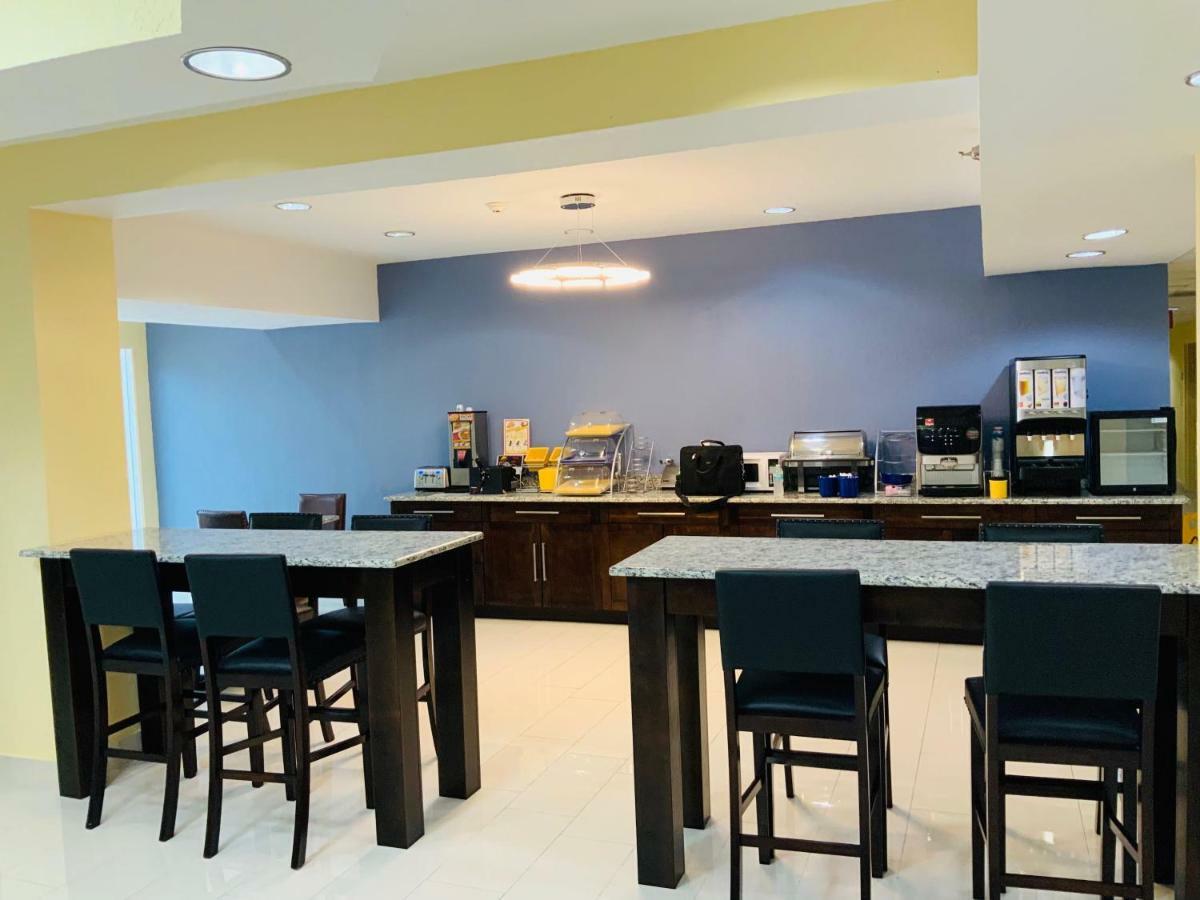 Days Inn & Suites By Wyndham Tampa/Raymond James Stadium מראה חיצוני תמונה