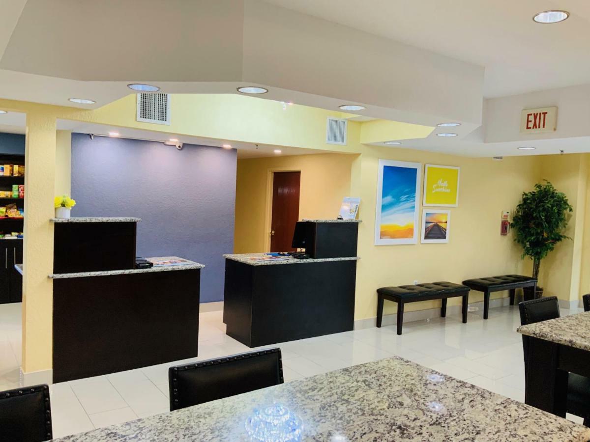 Days Inn & Suites By Wyndham Tampa/Raymond James Stadium מראה חיצוני תמונה