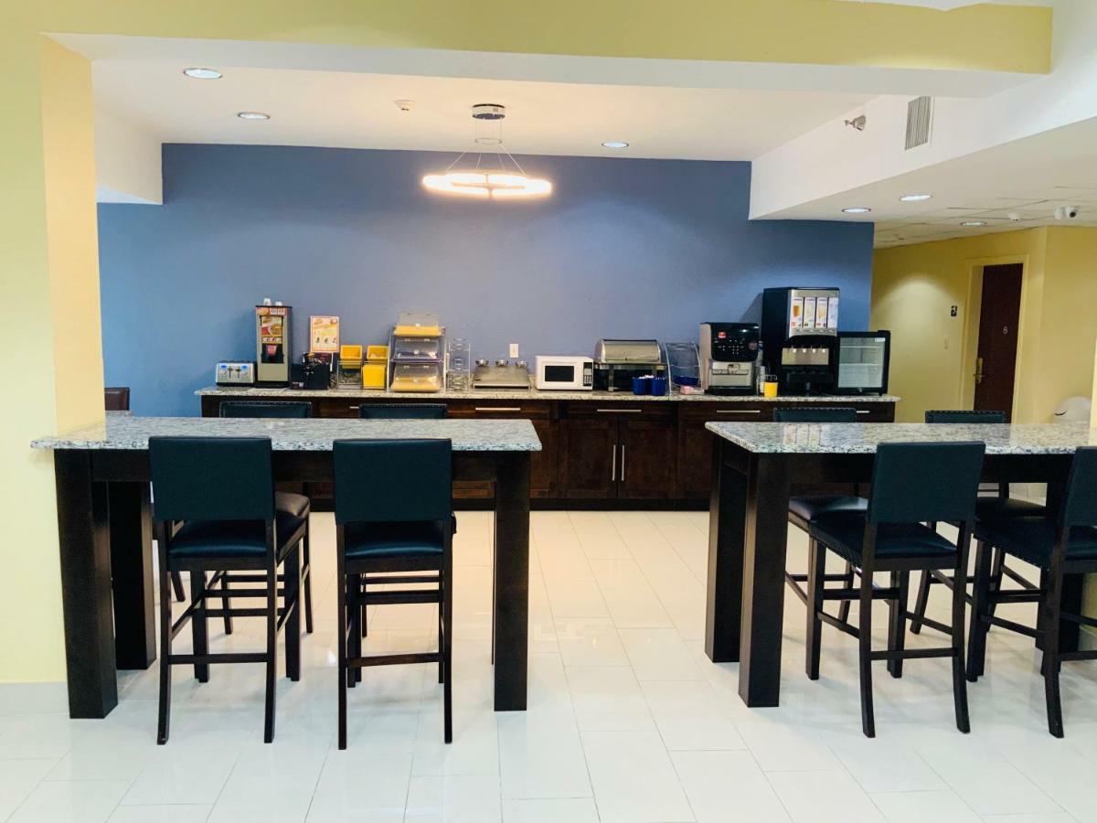 Days Inn & Suites By Wyndham Tampa/Raymond James Stadium מראה חיצוני תמונה