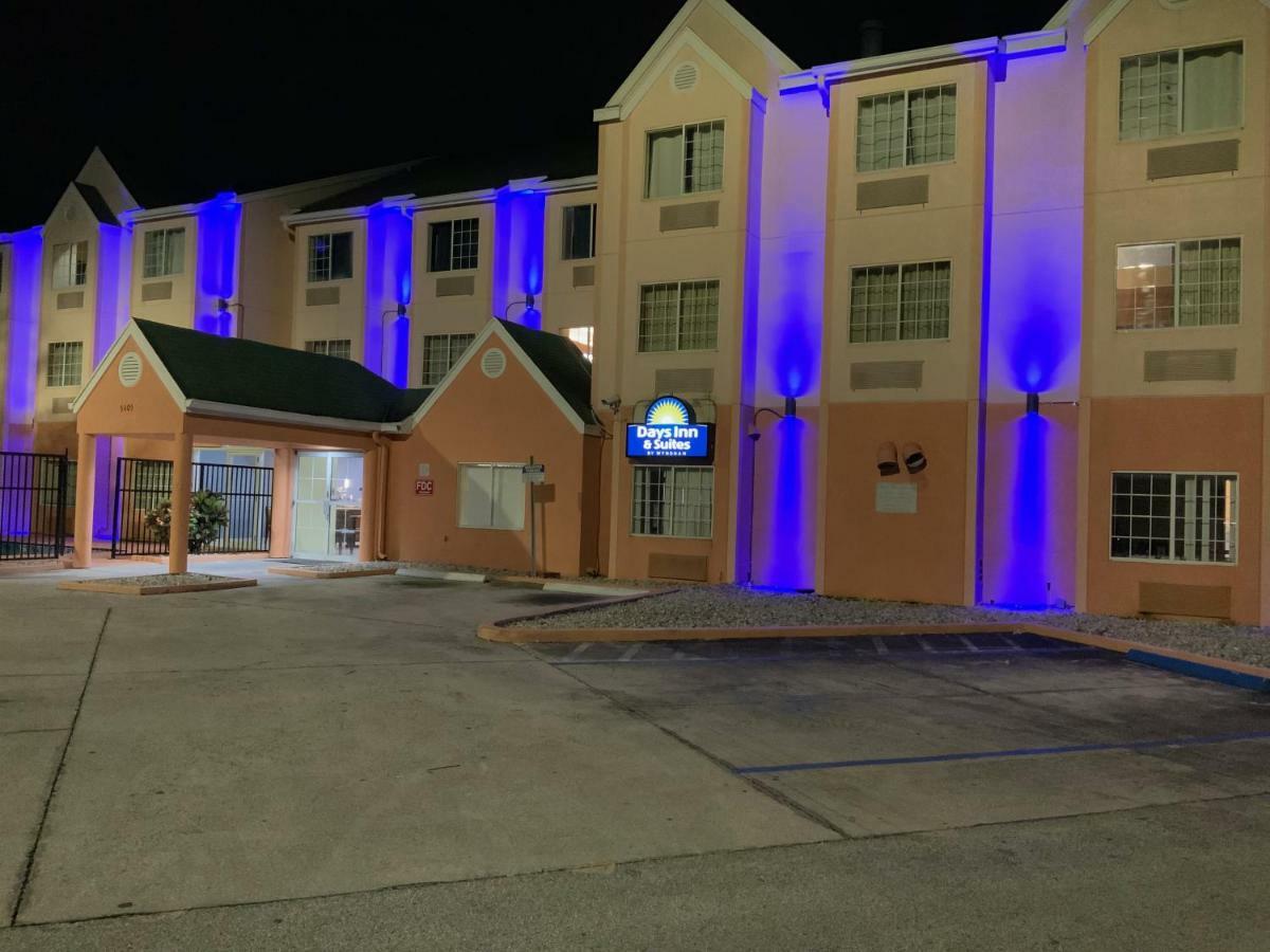 Days Inn & Suites By Wyndham Tampa/Raymond James Stadium מראה חיצוני תמונה