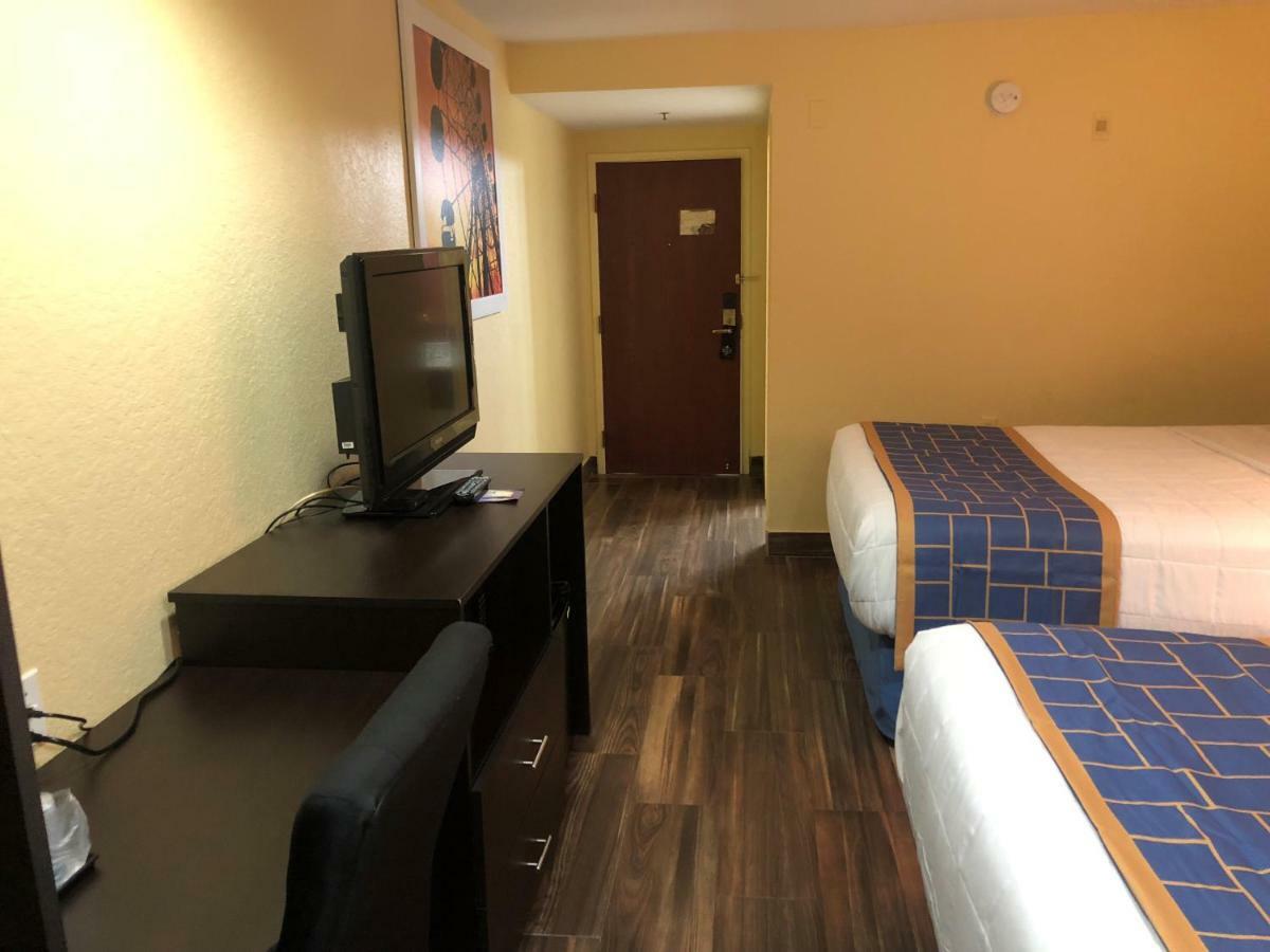 Days Inn & Suites By Wyndham Tampa/Raymond James Stadium מראה חיצוני תמונה