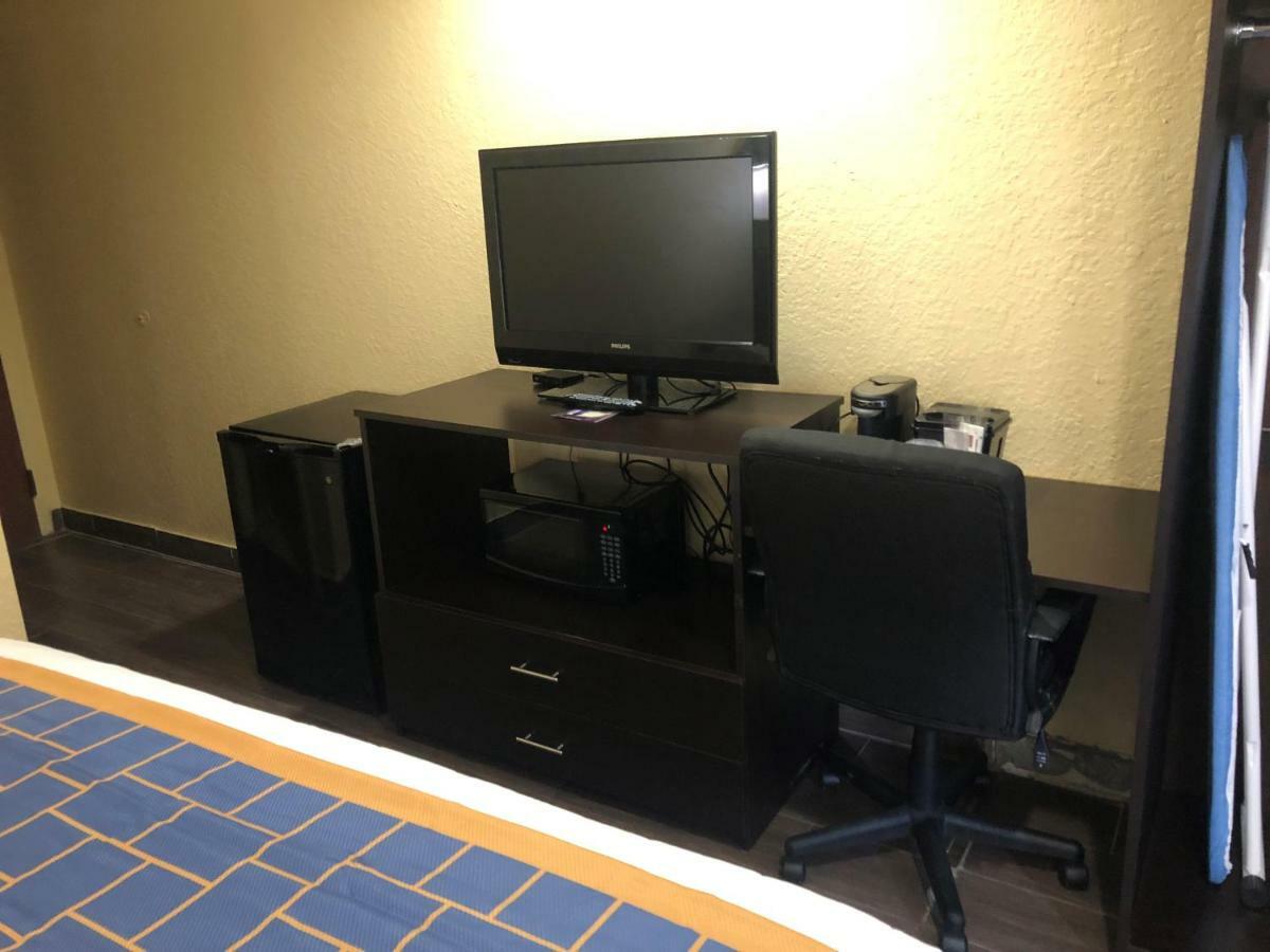 Days Inn & Suites By Wyndham Tampa/Raymond James Stadium מראה חיצוני תמונה