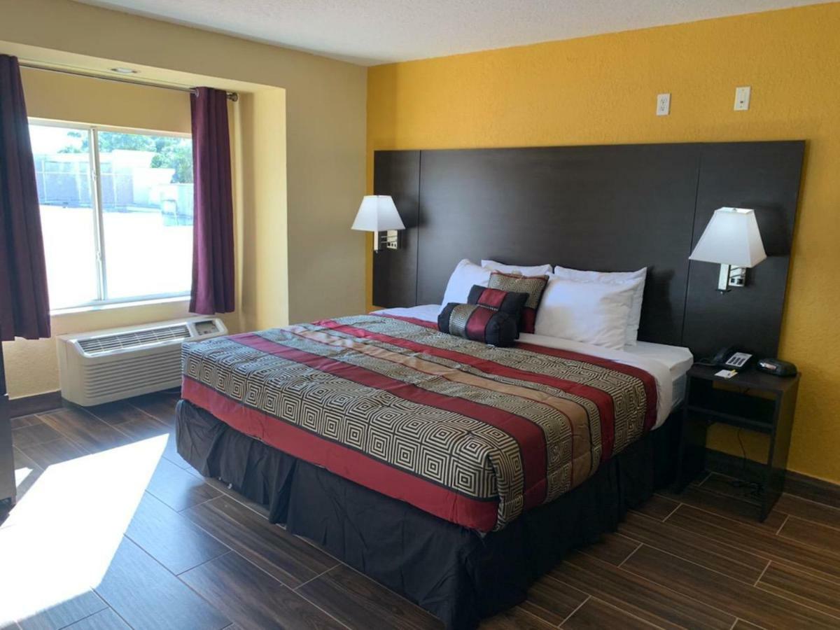 Days Inn & Suites By Wyndham Tampa/Raymond James Stadium מראה חיצוני תמונה
