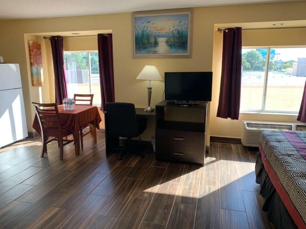 Days Inn & Suites By Wyndham Tampa/Raymond James Stadium מראה חיצוני תמונה