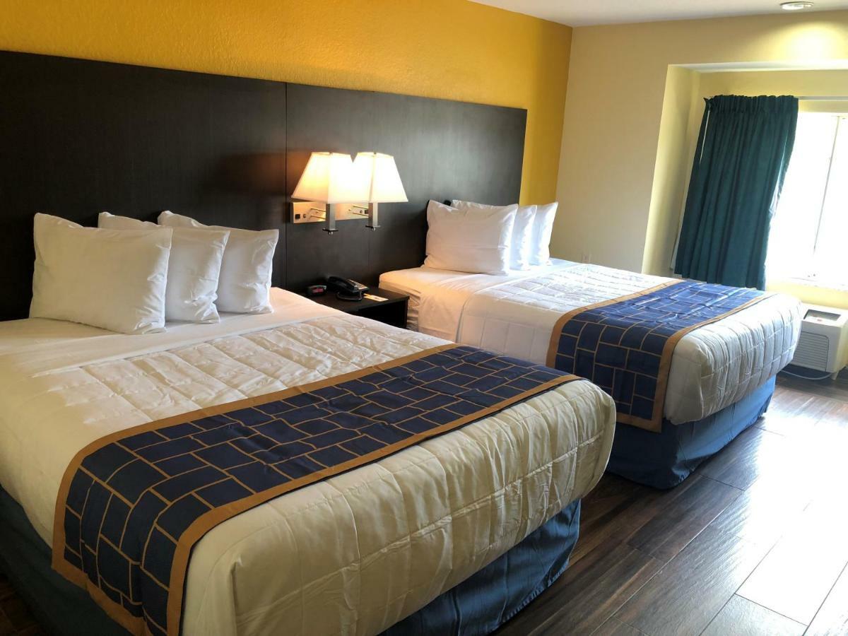 Days Inn & Suites By Wyndham Tampa/Raymond James Stadium מראה חיצוני תמונה