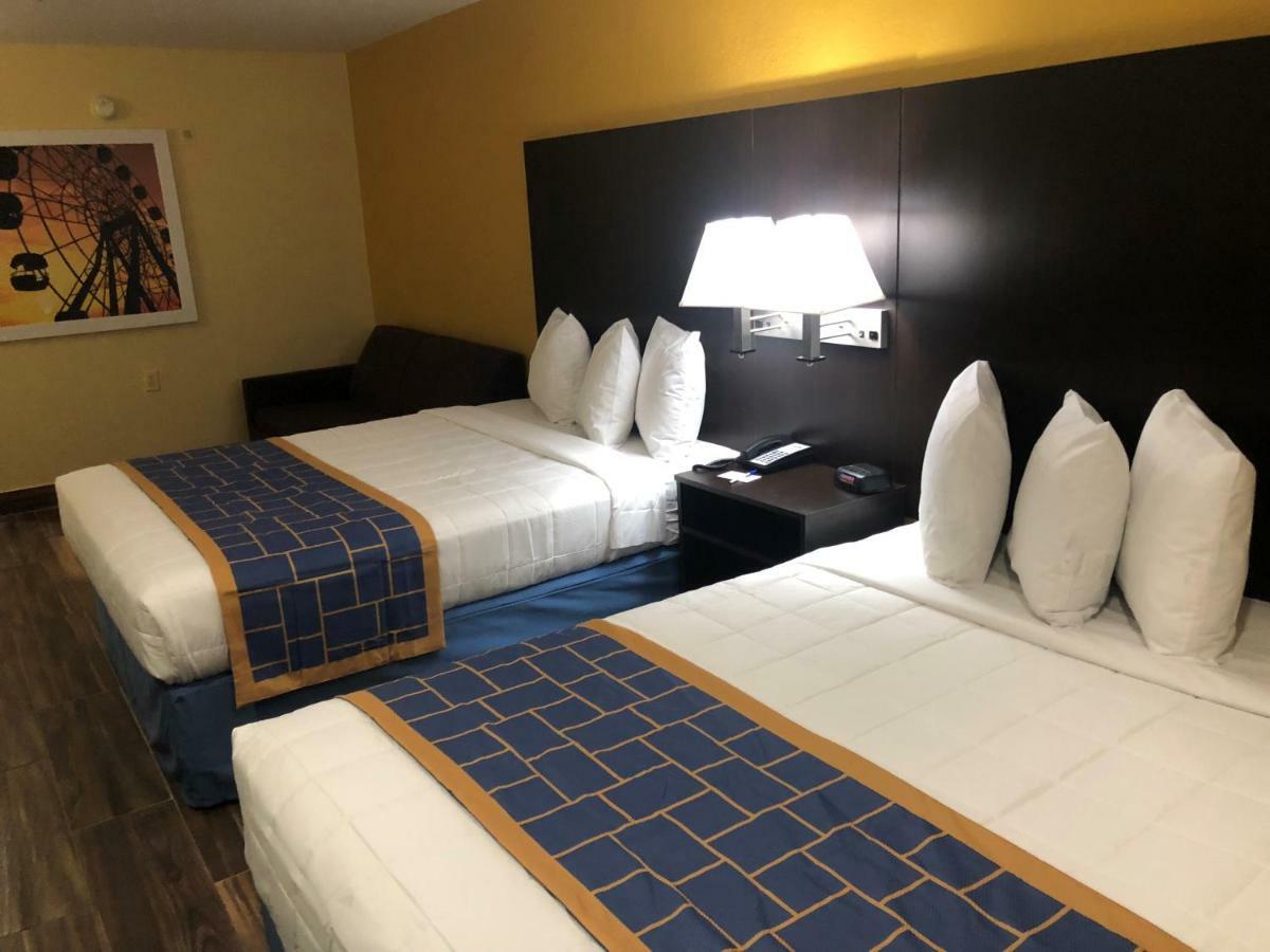 Days Inn & Suites By Wyndham Tampa/Raymond James Stadium מראה חיצוני תמונה