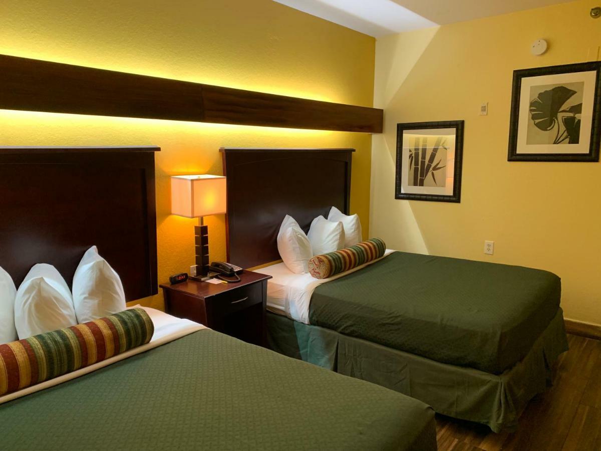 Days Inn & Suites By Wyndham Tampa/Raymond James Stadium מראה חיצוני תמונה