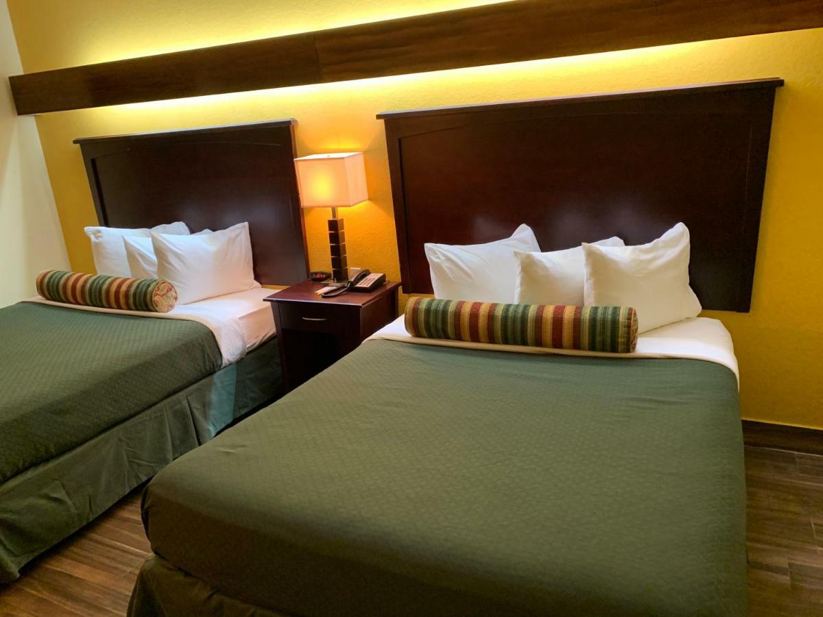 Days Inn & Suites By Wyndham Tampa/Raymond James Stadium מראה חיצוני תמונה