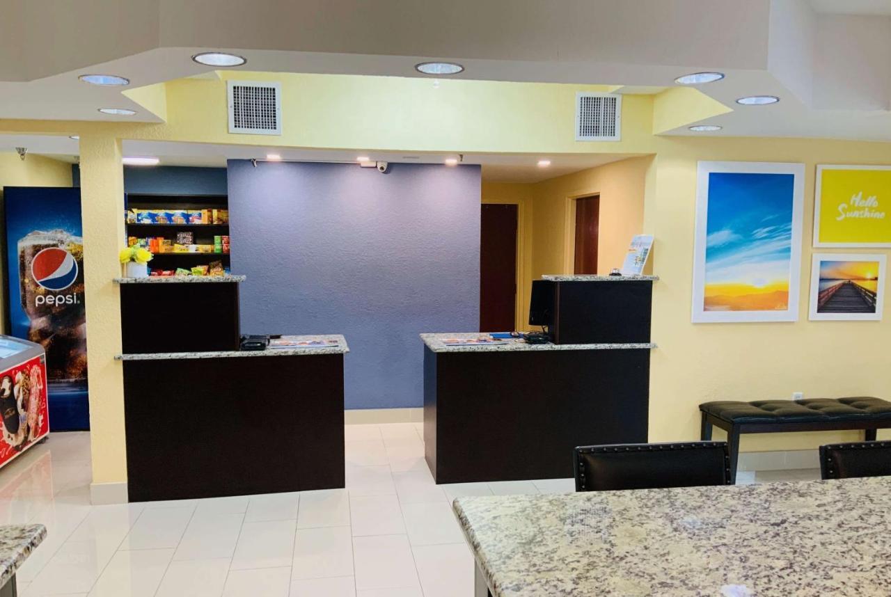 Days Inn & Suites By Wyndham Tampa/Raymond James Stadium מראה חיצוני תמונה
